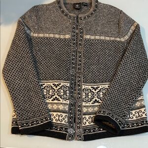 Skyr wool black/deep navy ? Gray Wool Cardigan with frog clasps